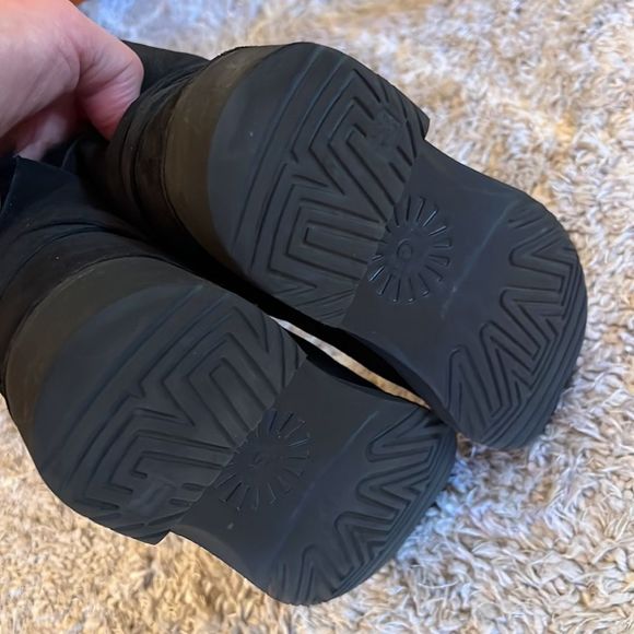 Ugg suide ankle boots size 8 - Picture 9 of 10